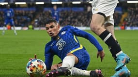 Thiago Silva intervient devant un joueur de Lille lors du match aller disputé sur la pelouse de Chelsea, le, 22 février 2022 