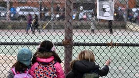 Des élèves attendent devant leur école lors du premier jour de réouverture, à New York (Etats-Unis), le 7 décembre 2020