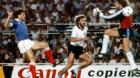 France-Allemagne 1982 : Harald Schumacher va percuter Patrick Battiston