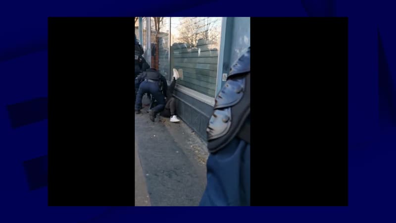 Un policier a frappé un manifestant, samedi 18 janvier à Paris, dans le secteur de la Gare de l'Est. - BFMTV / Pat Ricia