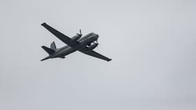 Un avion français Atlantique se produit lors du défilé militaire annuel du 14 juillet sur l'avenue des Champs-Élysées à Paris le 14 juillet 2019.