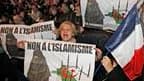 Une affiche électorale du Front national dans le sud-est de la France proclamant "Non à l'islamisme" reste autorisée malgré une plainte de la Ligue internationale contre le racisme et l'antisémitisme (Licra). /Photo prise le 7 mars 2010/REUTERS/Jean-Paul