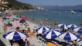 SOS Racisme constate une discrimination à l'entrée de certaines plages privées de la côte d'Azur.