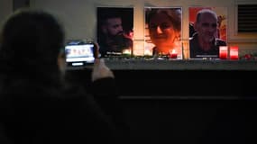 Veillée en mémoire des trois Kurdes tués la veille par les tirs d'un homme de 69 ans près d'un centre culturel kurde, le 24 décembre 2022 à Paris