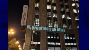Un message inscrit sur la façade du QG de Twitter à San Francisco, le 17 novembre 2022