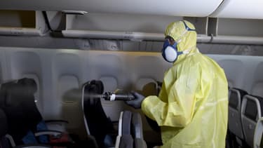Le rapport suggère d'affecter l'accès à des toilettes désignées selon la place réservée dans l'avion mais ne préconise pas la neutralisation d'une place sur deux dans la carlingue.