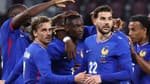 Les Bleus félicitent Randal Kolo Muani après son but lors de France-Luxembourg
