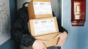 Un homme effectue une livraison de colis (photo d'illustration).