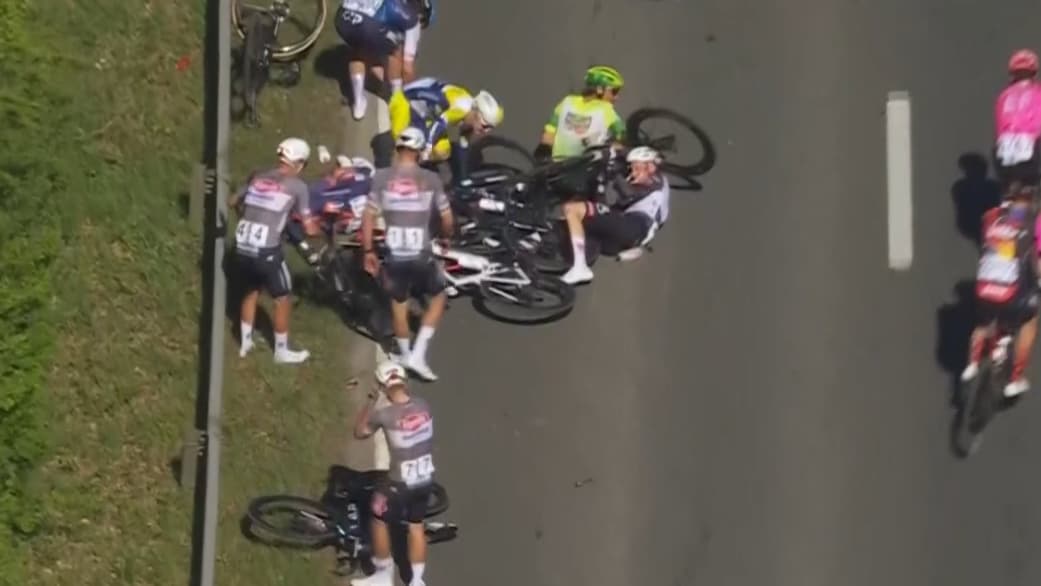 La chute dans laquelle a été pris Mathieu van der Poel sur le Tour des Flandres, 6 avril 2025