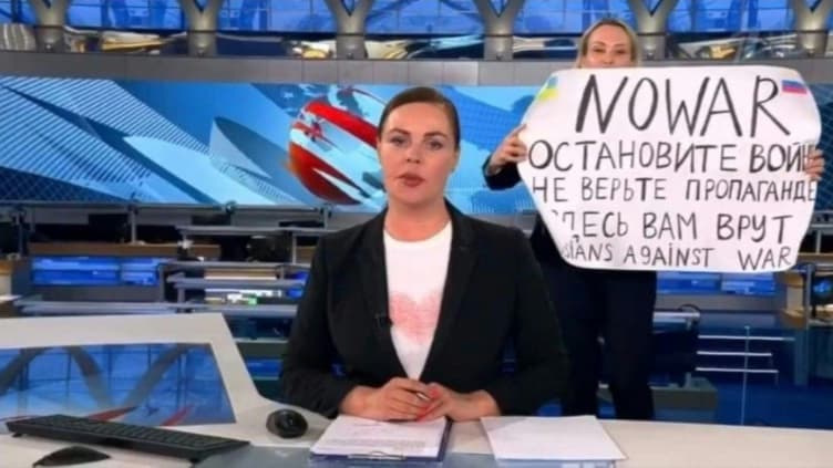 La journaliste russe Marina Ovsiannikova brandit une pancarte anti-guerre en direct à la télévision russe, le 14 mars 2022