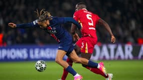 La charge d'Ibrahima Konaté sur Bradley Barcola lors du 8e aller de Ligue des champions entre le PSG et Liverpool, le  5 mars 2025.