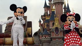 Euro Disney, filiale de Disney qui détient Disneyland Paris, va toucher un milliard d'argent frais pour combler ses pertes et lutter contre la baisse du trafic du parc d'attraction. 