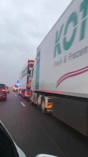 A7: les gendarmes arrêtent les poids lourds en direction de Lyon - Témoins BFMTV