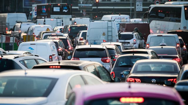 Circulation chargée autour de la Porte Maillot à Paris