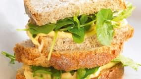 Voici le sandwich cresson et houmous. Parfait pour les petites faims. Cliquez ici pour lire la recette.