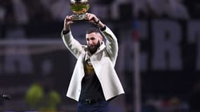 Karim Benzema présente son Ballon d'or aux supporters de l'OL, le 11 novembre 2022.