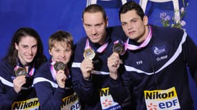 Anna Santamans, Melanie Henique Jeremy Stravius and Florent Manaudou, avec leurs médailles d'or.