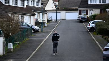 Un policier dans une rue près du parc des Templiers, à Longjumeau, le 8 février 2025, après la découverte du corps de Louise, une collégienne de 11 ans.