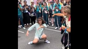 La b-girl australienne Raygun improvise une danse dans le village olympique