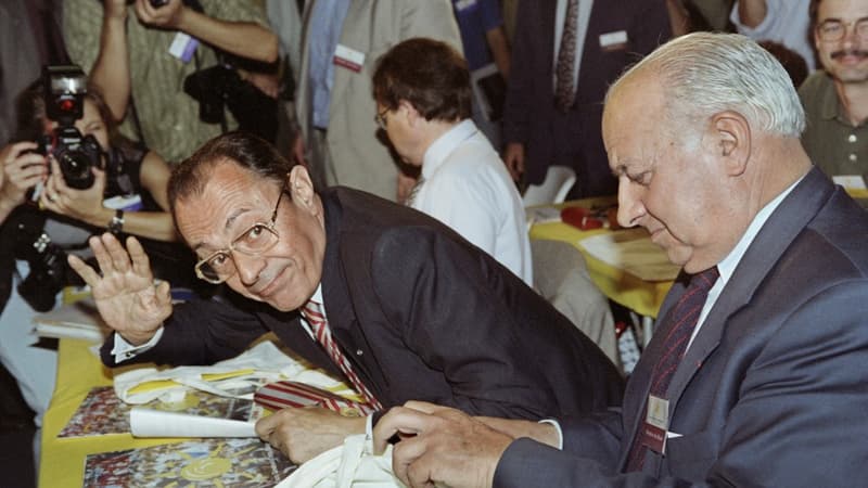 Élu premier secrétaire du PS en avril 1993, Michel Rocard aura échoué à fédérer les "éléphants" du parti autour de lui. Ici l'ex-Premier ministre le 2 juillet 1993 avec Claude Estier.