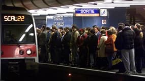 Un compromis est attendu d'ici fin janvier entre la région et l'Etat sur le volet transports du Grand Paris, qui doit permettre des trajets de banlieue à banlieue en évitant la capitale et une modernisation du réseau existant. /Photo d'archives/REUTERS/Ma