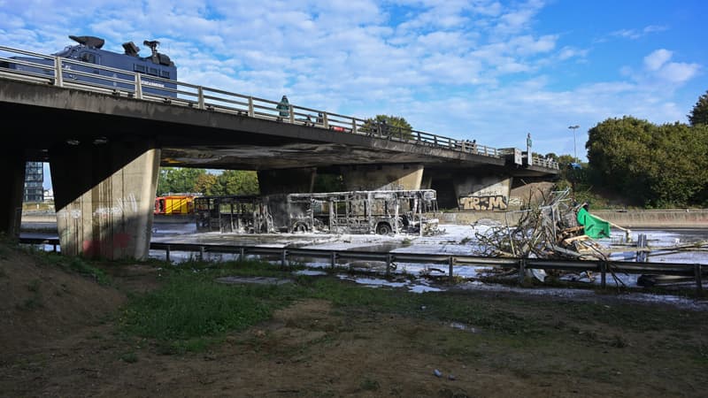 Le bus incendié sous le Pont de l'Alma, à Rennes (Ille-et-Vilaine) le mercredi 10 septembre.