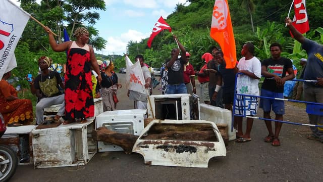 Des manifestants forment un barrage routier à Mayotte