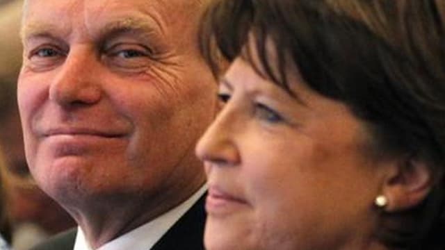 Jean-Marc Ayrault et Martine Aubry ont fait mine mardi d'effacer leur rivalité récente pour le poste de Premier ministre pour parler d'une même voix et unifier le Parti socialiste dans l'optique des élections législatives du mois prochain. /Photo prise le