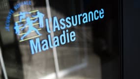 Logo de l'Assurance Maladie devant un bâtiment de la Caisse primaire d'Assurance Maladie (CPAM) à Paris (illustration).