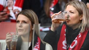 Des spectatrices buvant de la bière pendant un match de football en mai 2022