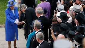 La reine Elizabeth a donné samedi le coup d'envoi des festivités prévues pour ses 60 ans de règne en se rendant sur le champ de courses d'Epsom dans le sud de l'Angleterre pour assister au prestigieux Derby. /Photo prise le 2 juin 2012/REUTERS/Eddie Keogh