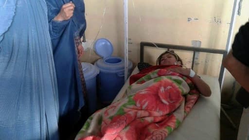 Une écolière blessée dans une bousculade qui a suivi le séisme dans dans la région du Takhar est hospitalisée le 26 octobre 2015