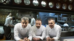 Mateu Casañas, Eduard Xatruch et Oriol Castro, chefs du restaurant Disfrutar, dans leurs cuisines à Barcelone le 29 novembre 2023