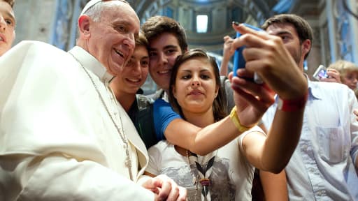 Le pape au Vatican, le 28 août 2013, en plein selfie avec une bande d'ados.