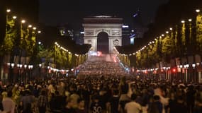 La joie des Français sur les Champs-Elysées après la demi-finale. 