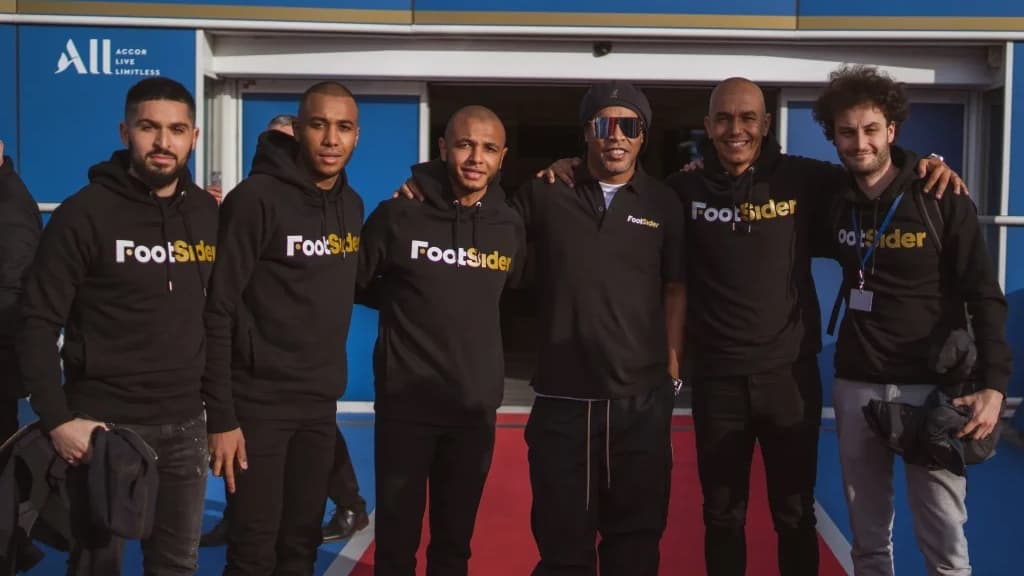 Les cofondateurs de Footsider entourant Yacine Brahimi (3e en partant de la gauche) et Ronaldinho (4e)