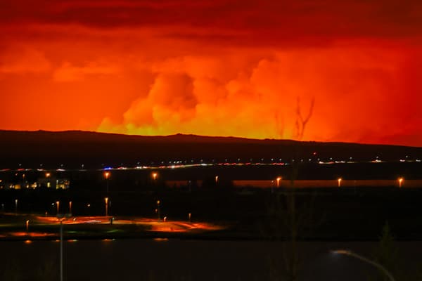 Le ciel orange lors d'une nouvelle éruption volcanique à la périphérie de la ville évacuée de Grindavik, dans l'ouest de l'Islande, le 16 mars 2024.