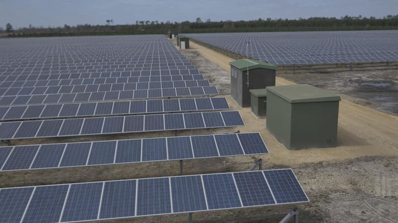Dans le département des Landes, Cam Energie a construit sur un site de 27 hectares une surface de 77.000 mètres carrés de panneaux solaires, qui produisent de quoi alimenter en électricité l'équivalent de 6.500 foyers. 