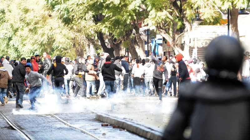 Affrontements entre manifestants et forces de l'ordre avenue Bourguiba, à Tunis, vendredi 8 février.