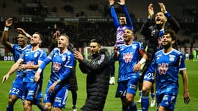 Les Srasbourgeois saluent leurs supporters, après leur victoire, 3-0 face à Nice, lors de la 17e journée de Ligue 1, le 5 décembre 2021 à l'Allianz Riviera