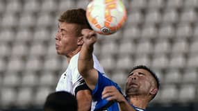 Luiz Araujo dispute le ballon de la tête