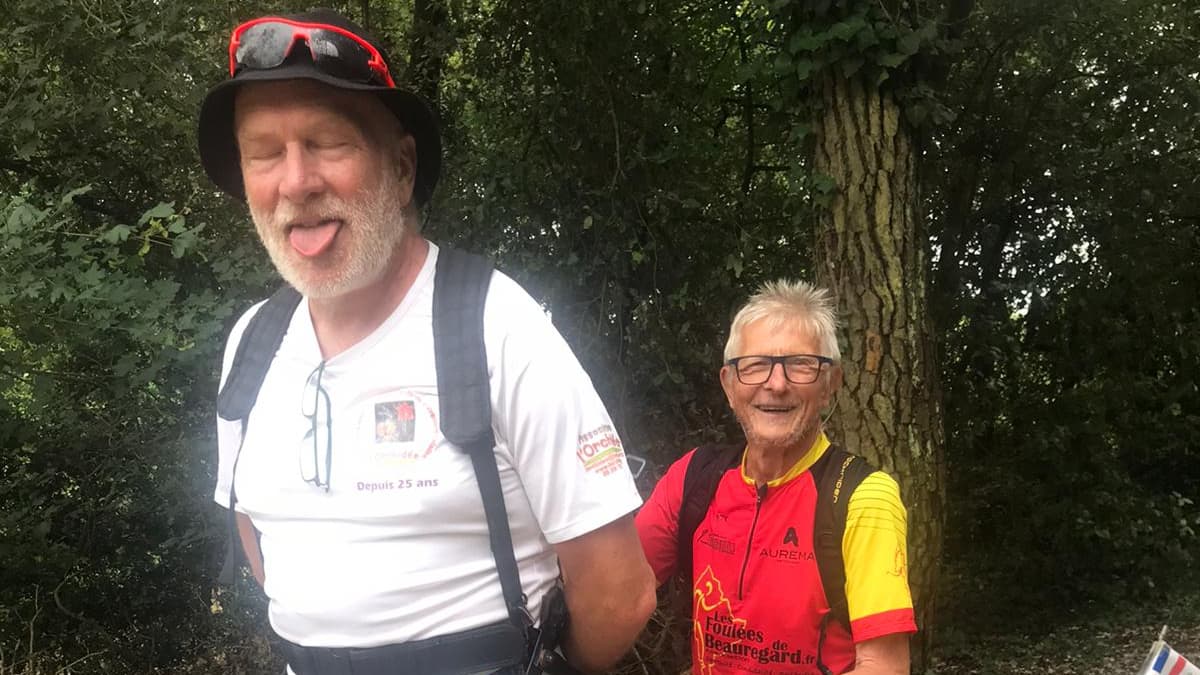 Robert Membré, 80 ans, retrouve sur son chemin des amis ou des inconnus qui se motivent à faire quelques kilomètres avec lui.