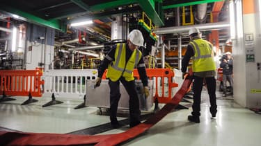 Des employés d'EDF, dans une centrale nucléaire.