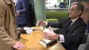 "Il se porte bien": la remarque de Nicolas Sarkozy sur François Hollande