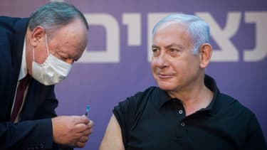 Le Premier ministre israélien Benjamin Netanyahu se fait vacciner le 9 janvier 2021 dans un centre à Tel Aviv