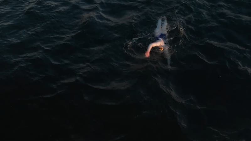 Une image prise par drone de Sarah Thomas réalisant son exploit. 
