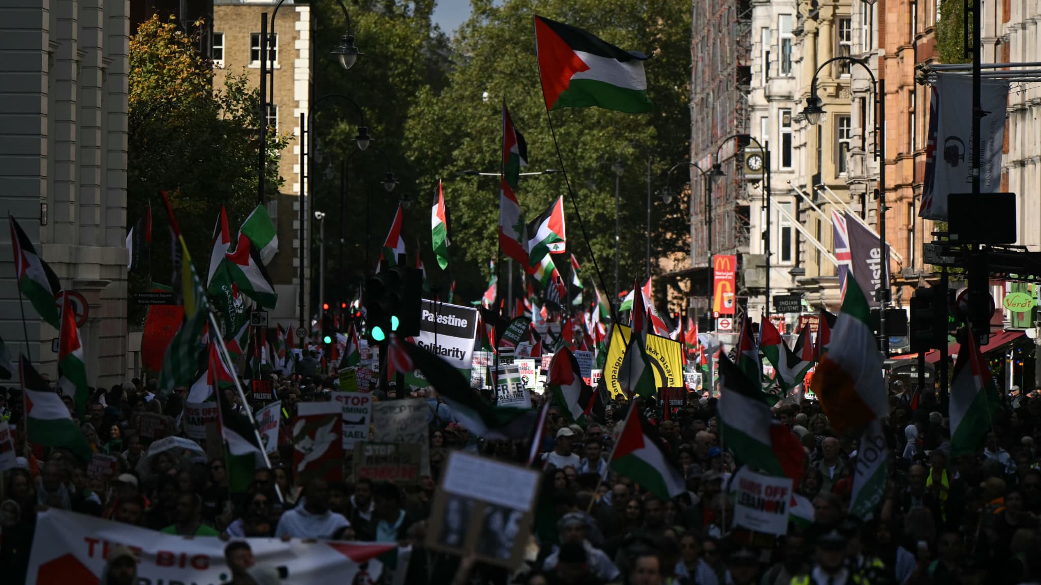 Des milliers de personnes défilent à Londres en soutien à Gaza, près d'un an après le 7-Octobre, le 5 octobre 2024
