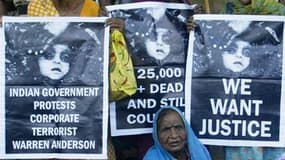 Victimes de la catastrophe de Bhopal devant le tribunal. Huit Indiens travaillant pour la filiale indienne du géant américain de la chimie Union Carbide ont été condamnés par la justice de leur pays un quart de siècle après la catastrophe qui fit officiel