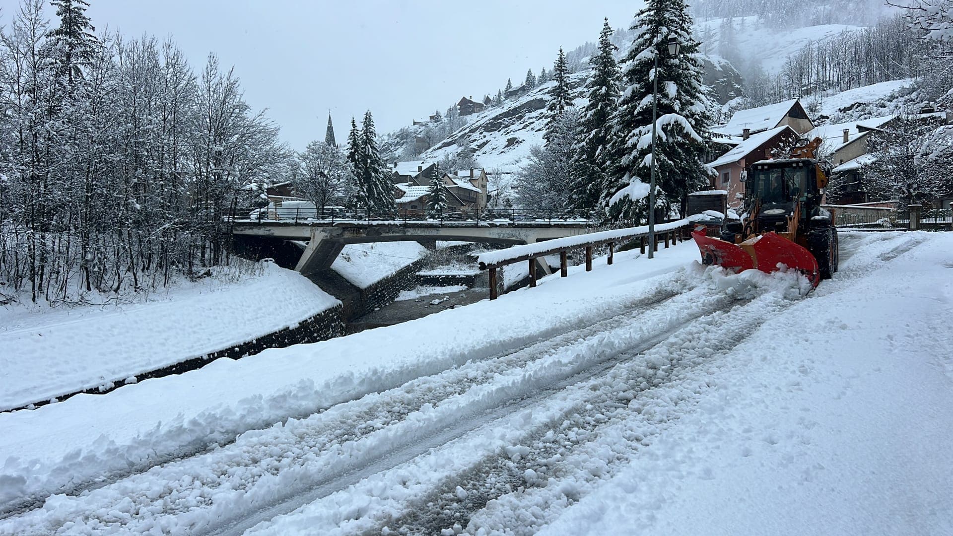 Retour de la neige dans les Hautes-Alpes, le 17 avril 2025. 