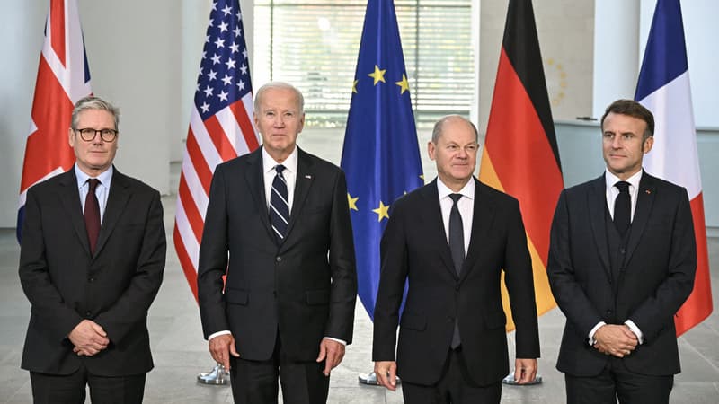 Le Premier ministre britannique Keir Starmer, le président américain Joe Biden, le chancelier allemand Olaf Scholz et le président français Emmanuel Macron au début de leur "réunion Quad" à la Chancellerie à Berlin, le 18 octobre 2024. 